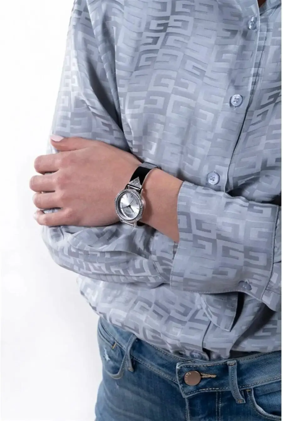 Zeitlose Schönheit: Die GUESS Damenuhr GW0474L1 kombiniert ein elegantes Design mit moderner Raffinesse. Mit ihrem stilvollen Zifferblatt und dem hochwertigen Armband setzt diese Uhr ein Statement bei jedem Outfit. Perfekt für Frauen, die Eleganz und Funktionalität schätzen.